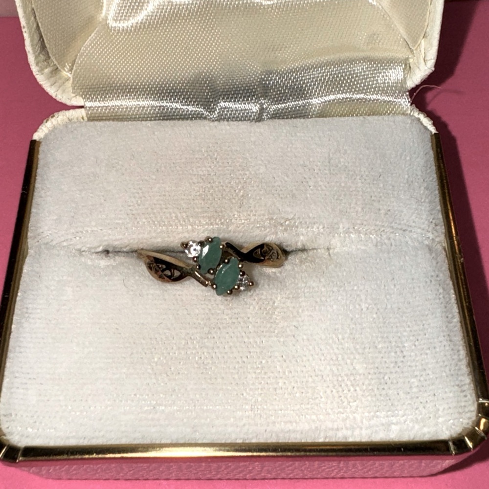 Ladies 4 stone gold ring with filigree adorning the sides. Sz 8.